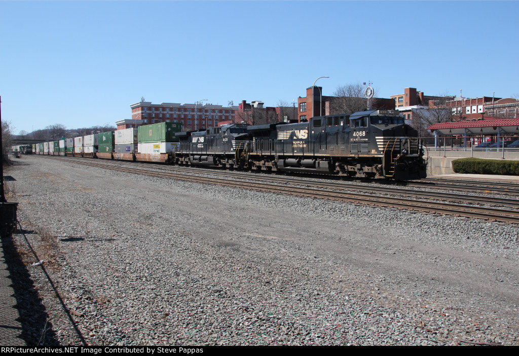 NS 4068 and 4531 lead train 28X east